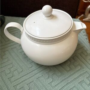 Crate&Barrel Staccato White Tea Pot